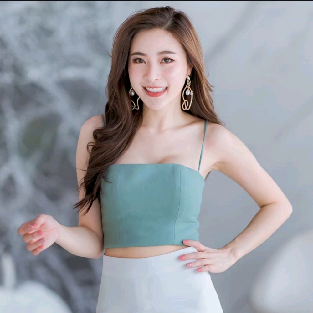 Pastel green cropped top with buit in bra - size M (asian) / XS (US)